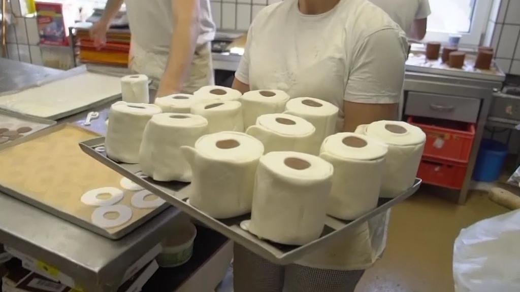 Kuchen in Klopapier-Form vom "Schürener Backparadies" in Dortmund