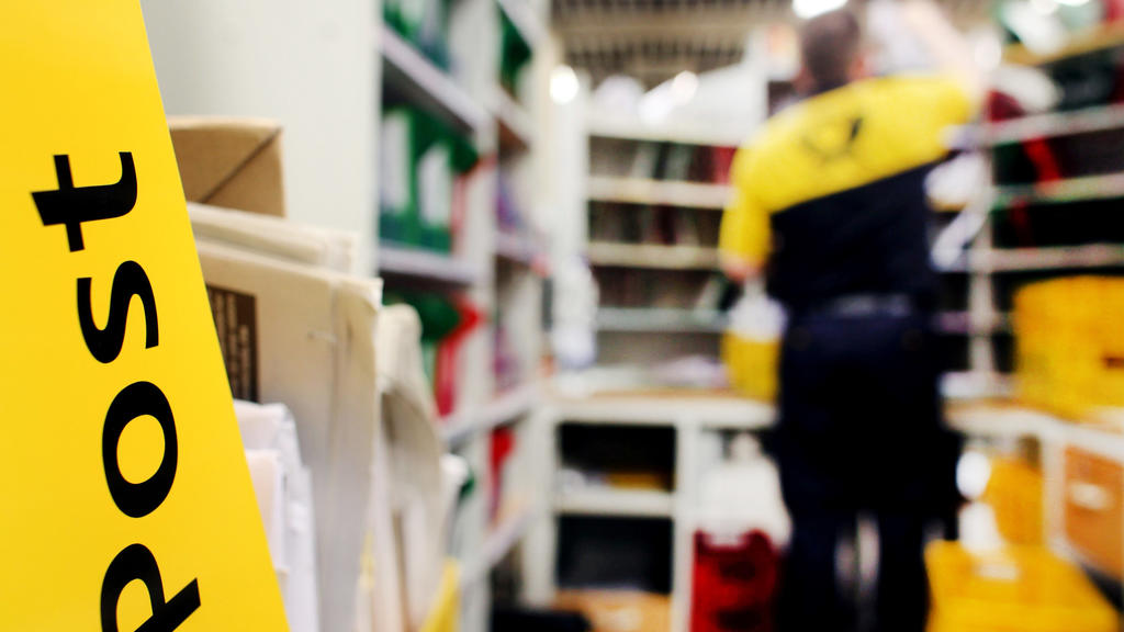 ARCHIV - 17.02.2011, Nordrhein-Westfalen, Köln: Ein Mitarbeiter der Post sortiert am in Köln im Briefverteilzentrum die Post. (zu dpa: «FDP-Politiker: Post muss Teil der kritischen Infrastruktur bleiben») Foto: picture alliance / Oliver Berg/dpa ++