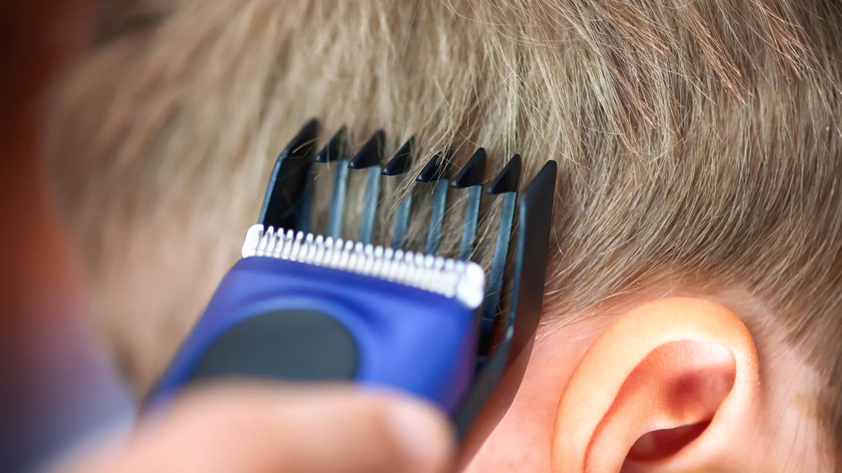 Haare selber schneiden und färben: Darauf sollten Sie achten!