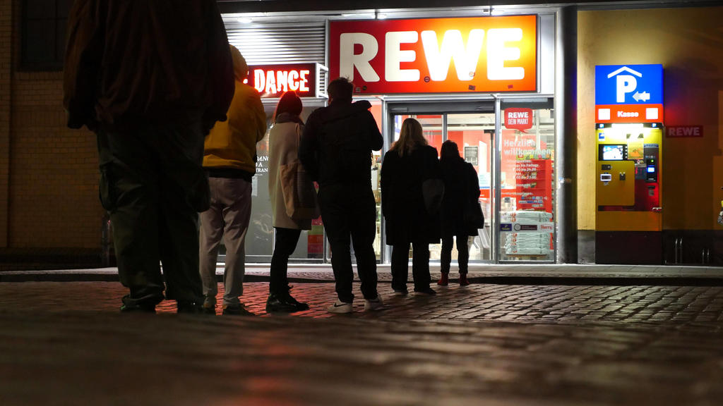 27.03.2020, Berlin - Deutschland: Corona-Krise, aus Sicherheitsgründen werden nur noch wenige Leute gleichzeitig in den Supermarkt gelassen, es bildet sich abends eine Schlange. *** 27 03 2020, Berlin Germany Corona crisis, for security reasons only