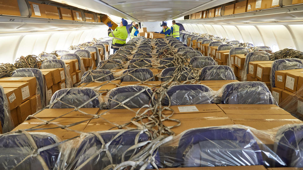 HANDOUT - 27.03.2020, Hessen, Frankfurt/Main: Der Logistikdienstleister DB Schenker und Lufthansa Cargo haben 2.780.000 Atemschutzmasken an die Landesregierung von Hessen geliefert. Die 12,7 Tonnen medizinisches Material erreichten aus Schanghai komm