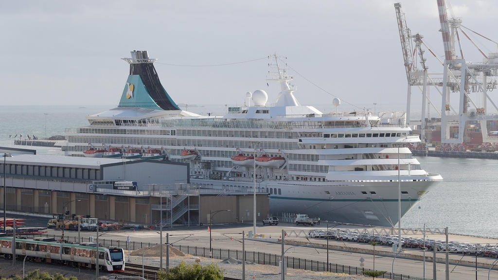 ARCHIV - 27.03.2020, Australien, Perth: Das deutsche Kreuzfahrtschiff «MS Artania» liegt im Hafen von Fremantle. (zu dpa «Australien: Corona-Verdacht bei 46 Kreuzfahrt-Passagieren») Foto: Richard Wainwright/AAP/dpa +++ dpa-Bildfunk +++