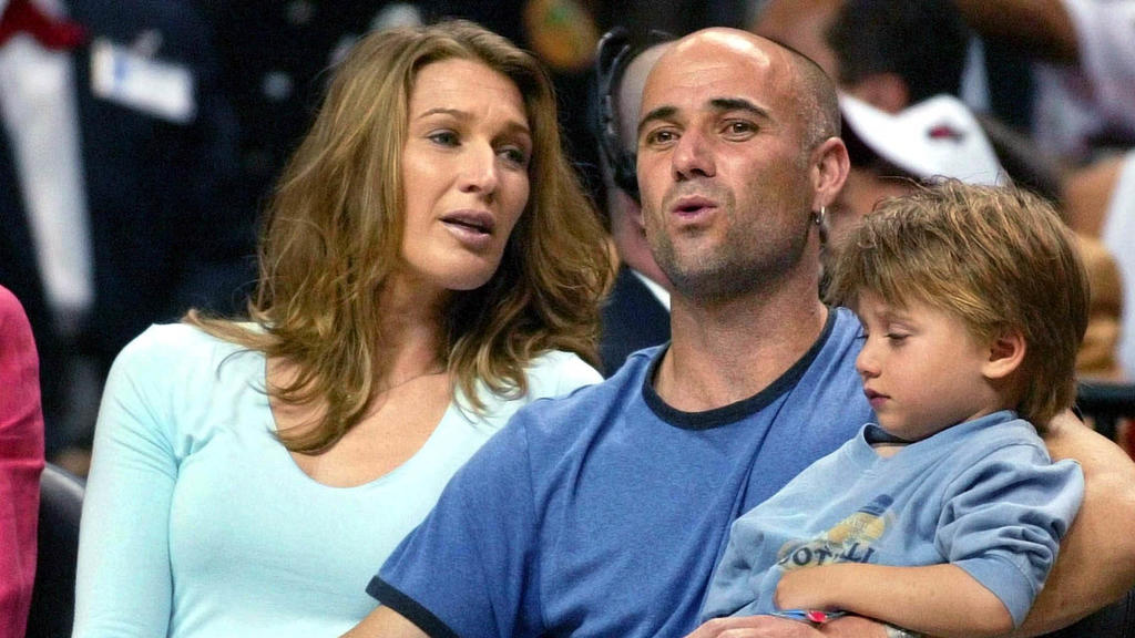 Steffi Graf und ihr Mann Andre Agassi verfolgen zusammen mit Sohn Jaden Gil am 25.03.2005 in Miami ein Basketballspiel der Miami Heat gegen die Phoenix Suns (Archivfoto). Sie will versuchen pro Jahr in Deutschland einen Showkampf zu machen, dessen Ei