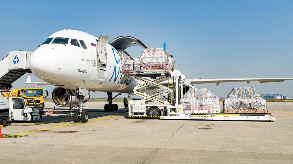Schutzmasken kommen am Flughafen Leipzig/Halle an