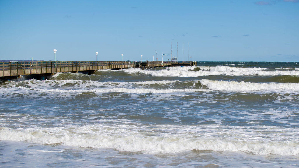 Der Strand in Scharbeutz ist ueberfluetet. Sturmflut an der Ostsee, 29.03.20 Scharbeutz Schleswig-Holstein Germany *** The beach in Scharbeutz is flooded Storm tide at the Baltic Sea, 29 03 20 Scharbeutz Schleswig Holstein Germany Copyright: xAgentur