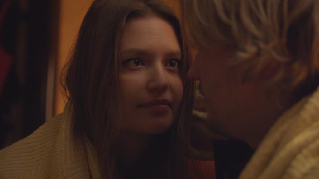 AWZ: Nathalie schaut Finn an.