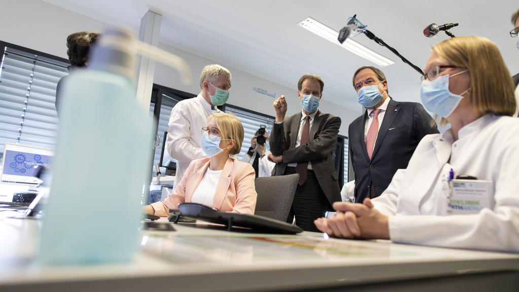 Prof. Gernot Marx und Armin Laschet Aachen, 30.03.2020: Startschuss für das Virtuelle Krankenhaus im Universitätsklinikum li., stehend, Leiter des Virtuelles Krankenhaus und re., stehend, Ministerpräsident Aachen Universitätsklinikum NRW Deutschland