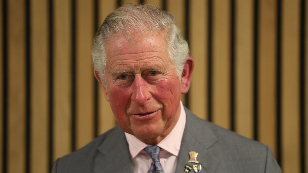 ARCHIV - 30.03.2020, Großbritannien, London: Der britische Thronfolger Prinz Charles. Er ist nach seiner überstandenen Corona-Infektion aus der Selbstisolation entlassen worden. (zu dpa "Prinz Charles wieder gesund - Telefonkonferenzen während Isolat