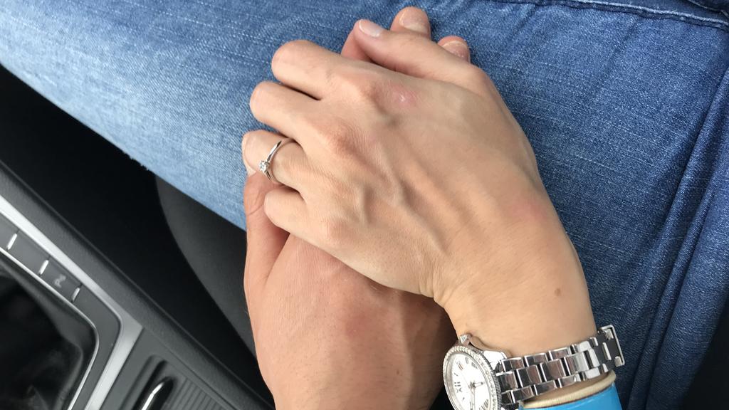 RTL-Redakteurin Lisa Uriel hält die Hand ihres Partners