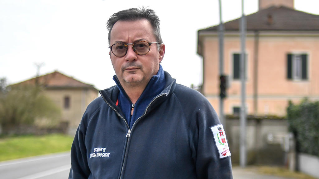 30.03.2020, Italien, Ferrera Erbognone: Gianni Fassina, Bürgermeister von Ferrera Erbognone, steht am Straßenrand. Die Ortschaft Ferrera Erbognone liegt in der Corona-Hochburg Lombardei, nur rund 50 Kilometer von Mailand entfernt. Trotzdem sieht es s