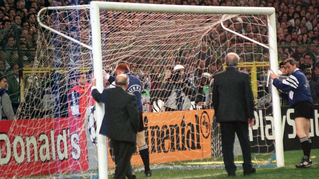 Der niederländische Schiedsrichter Mario van der Ende und UEFA-Offizielle inspizieren am 1.4.1998 im Santiago-Bernabeu-Stadion von Madrid das gerade aufgestellte neue Fußballtor, und 90.000 schauen zu. Es muß das von gewalttätigen Hooligans zerstörte