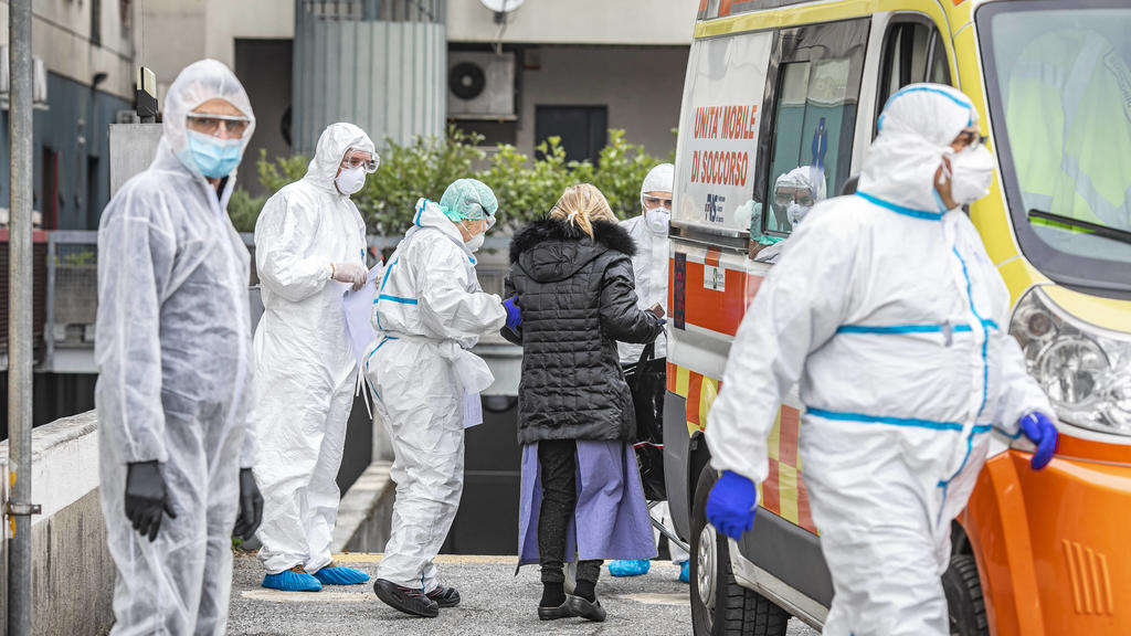 Bergamo Coronavirus - Covid patients arrive from hospitals at the Hotel Cristal Palace: Foto & xa9Sergio Agazzi/Fotogramma, Bergamo - 2020-03-30 p.s. la foto e utilizzabile nel rispetto del contesto in cui e stata scattata, e senza intento diffamato