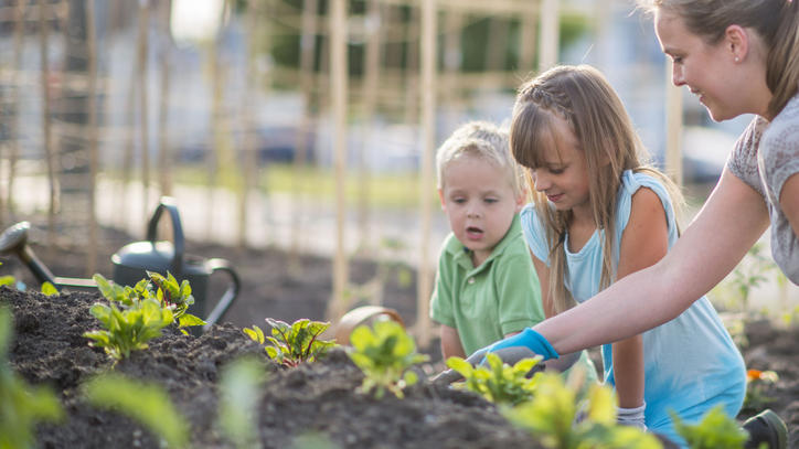 Auch Kinder können helfen, den Garten fit zu machen