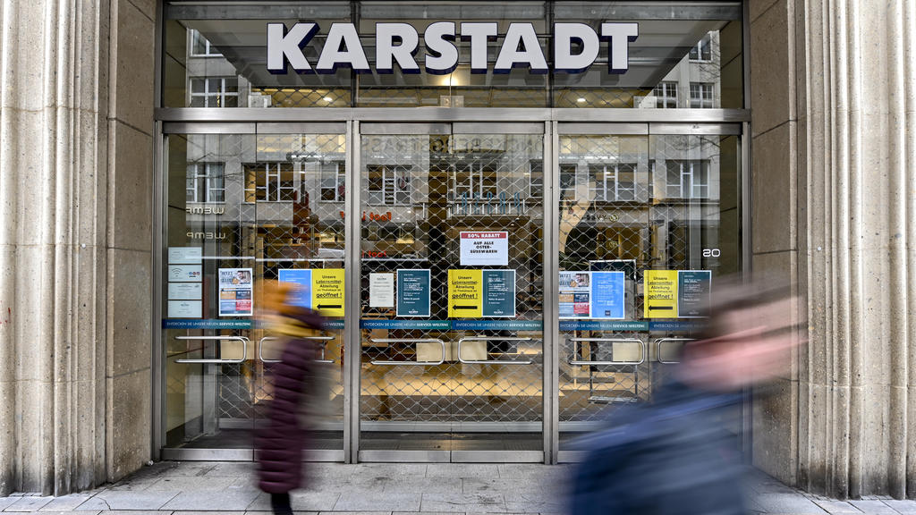 01.04.2020, Hamburg: Passanten laufern vor dem geschlossenen Eingang eines Kaufhauses der Warenhauskette Karstadt in der Innenstadt von Hamburg entlang. Die Warenhauskette Galeria Karstadt Kaufhof sucht angesichts der Umsatzeinbrüche durch die Corona