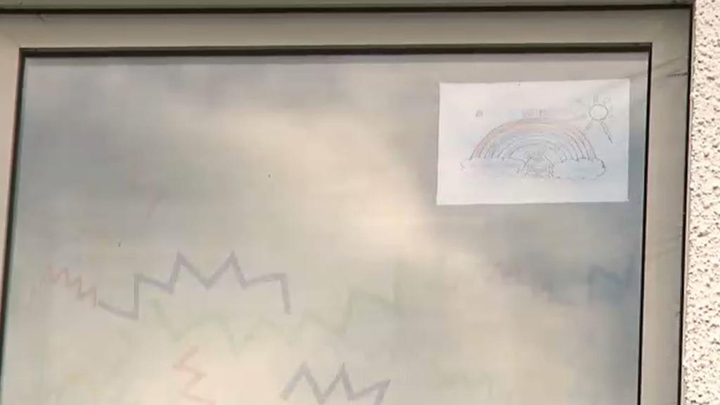 In einem Fenster des Hauses hängt dieses Regenbogenbild mit der Aufschrift "Alles wird gut".
