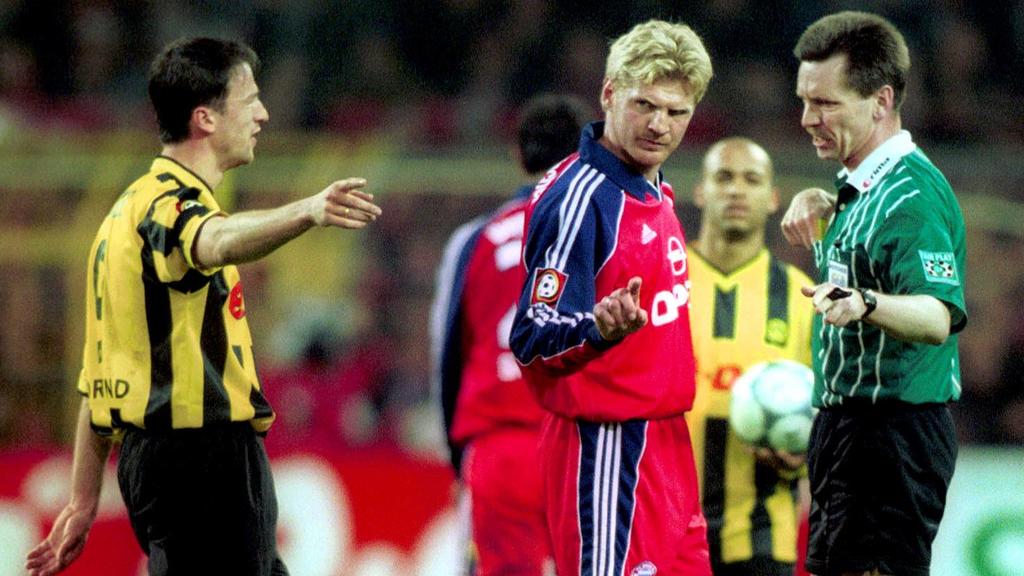 Stefan Effenberg (FC Bayern) und Schiedsrichter Hartmut Strampe