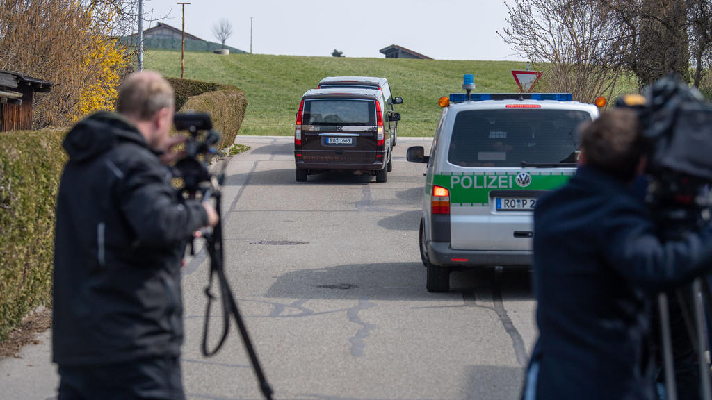 03.04.2020, Bayern, Vogtareuth: Leichenwagen transportieren die Opfer vom Tatort ab. Ermittler hatten zwei tote Kinder und ihre tote Mutter in einem Haus in Vogtareuth nahe Rosenheim gefunden. «Wir gehen davon aus, dass sich eine Familientragödie abg