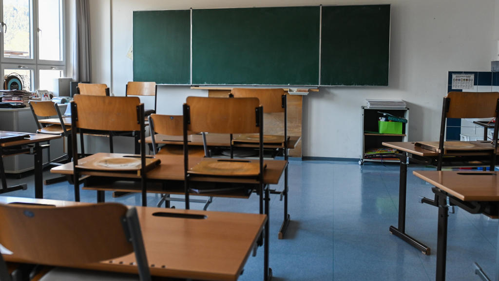 Bilder zeigen einen leeren Klassenraum in der NMS Zirl. *** Pictures show an empty classroom in the NMS Zirl PUBLICATIONxNOTxINxAUT