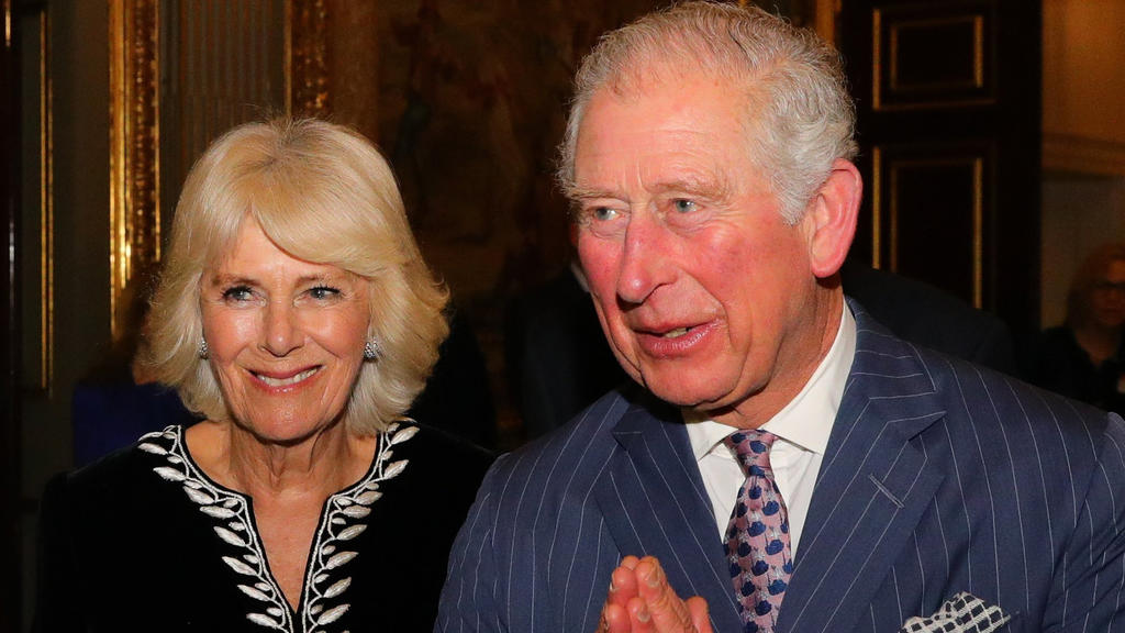 ARCHIV - 09.03.2020, Großbritannien, London: Der britische Prinz Charles, Prinz von Wales und seine Frau Camilla, Herzogin von Cornwall, nehmen am Commonwealth-Tag am Empfangs im Marlborough House teil. (zu dpa "Prinz Charles und Camilla nach Isolati
