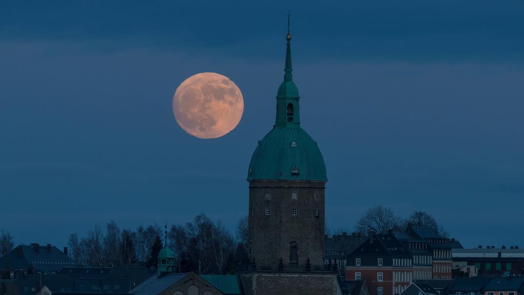 Der Vollmond geht am 01.01.2018 hinter der St. Annen Kirche in Annaberg-Buchholz im Erzgebirge auf. In der Nacht zum 02.01.2018 erreicht der Vollmond mit etwa 356.567 Kilometen Abstand seine größte Erdnähe und erschein dadurch grösser als sonst und