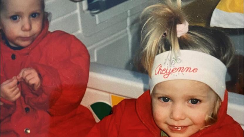 Valentina mit ihrer Schwester Cheyenne Pahde als Kleinkinder.