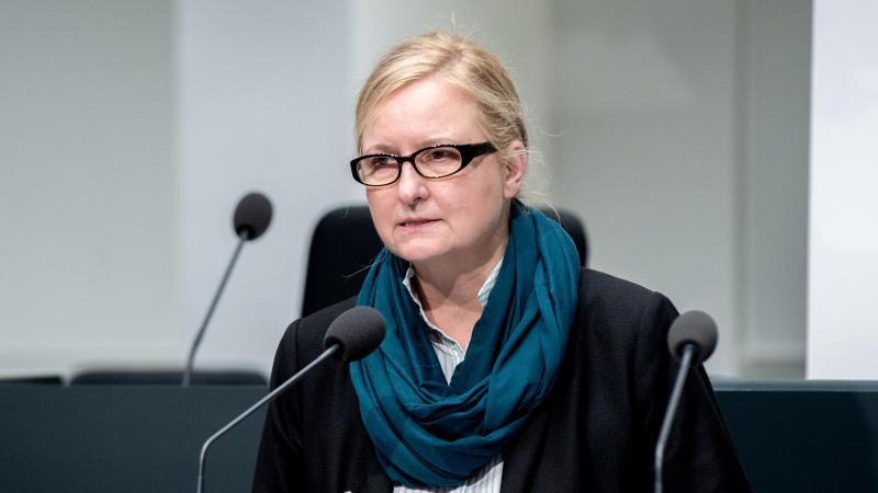 Claudia Schröder spricht auf einer Pressekonferenz