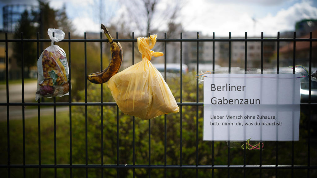 News Themen der Woche KW13 03.04.2020,Berlin,Deutschland,GER,die Stadt in Zeiten der Corona Pandemie, ein sogeannter Gabenzaun gesehen in der Hauptstrasse an einem Lidl Markt im Bezirk Schöneberg. *** 03 04 2020,Berlin,Germany,GER,the city in times o