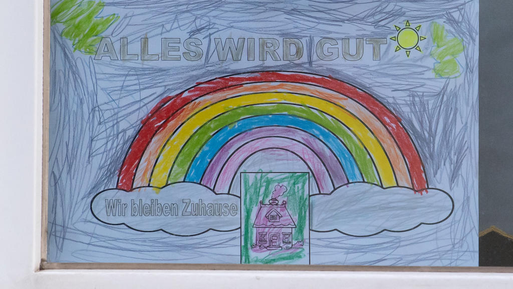 26.03.2020, Bayern, München: Ein DIN A4 großes Blatt Papier mit einem Regenbogen und der Aufschrift "Alles wird Gut - Wir bleiben Zuhause" hängt in einem Fenster zur Strassenseite. Foto: Sven Hoppe/dpa +++ dpa-Bildfunk +++
