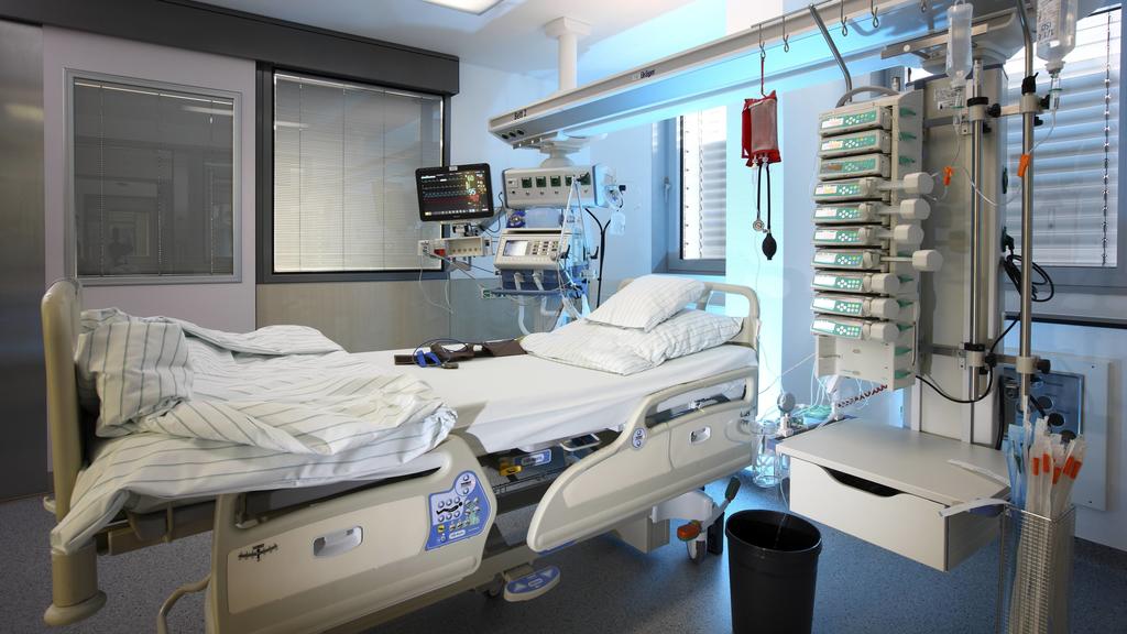 Krankenhaus, Intensivstation. Leeres Patientenbett, bereit für die Aufnahme eines Patienten. Medizinische Gerät für die Versorgung, Beatmung und Überwachung des Patienten. Deutschland. Krankenhaus