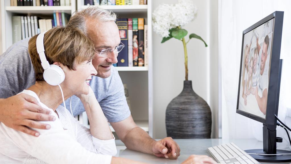 Senior couple at desk having a video conference with their family model released Symbolfoto property released PUBLICATIONxINxGERxSUIxAUTxHUNxONLY WESTF22736Senior COUPLE AT Desk Having a Video Conference With their Family Model released Symbolic imag