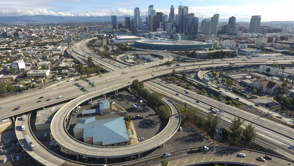 Riesige Highways führen durch die Stadt