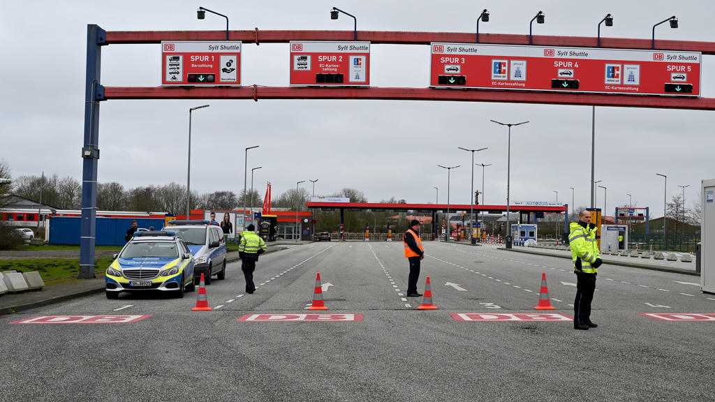 16.03.2020, Schlewig-Holstein, Niebüll: Polizisten stehen an der Einfahrt zur Verladestation nach Sylt. Der Zugang zu den Inseln ist wegen der Verbreitung des Coronavirus nur noch Einwohnern und Berufspendlern gestattet. Foto: Carsten Rehder/dpa +++