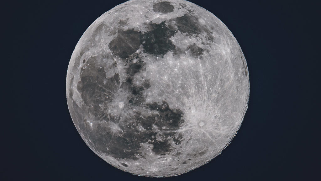  Kaprun THEMENBILD - der supermond Close Up, aufgenommen am 07. April 2020 in Kaprun, Oesterreich // Close Up of the Supermoon, Kaprun, Austria on 2020/04/07. *** Kaprun THEME IMAGE of the supermond Close Up, taken on 07 April 2020 in Kaprun, Austria