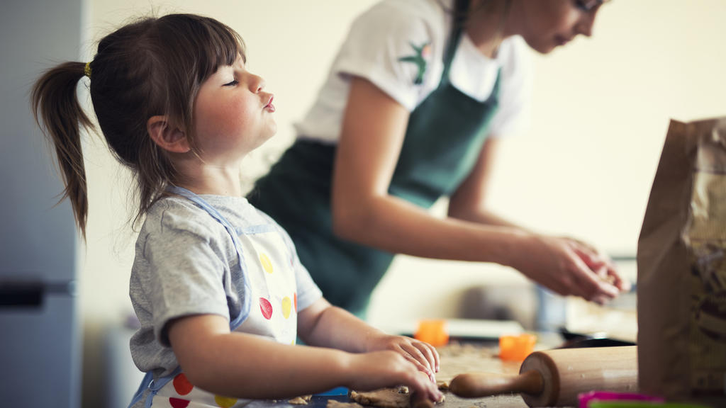 Mutter und Tochter backen zusammen