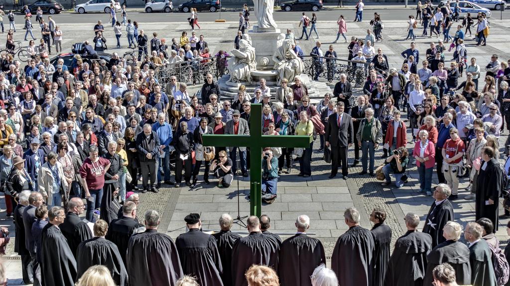 Vertreter der beiden christlichenen Kirchen bei der ökumenischen Karfreitagsprozession in Berlin. Die Gläubigen gingen von der Marienkirche über mehrere Stationen zum Gendarmenmarkt. snapshot-photography/M.Czapski *** Representatives of the two Chri