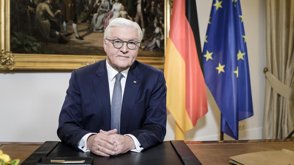 ATTENTION: BLOCKING PERIOD APRIL 11, 5:00 PM. BLOCKING PERIOD APRIL 11, 5:00 PM - April 11, 2020, Berlin: ATTENTION Restriction period April 11, 5:00 p.m. - Federal President Frank-Walter Steinmeier at Bellevue Palace during the recording of a television speech at Easter w
