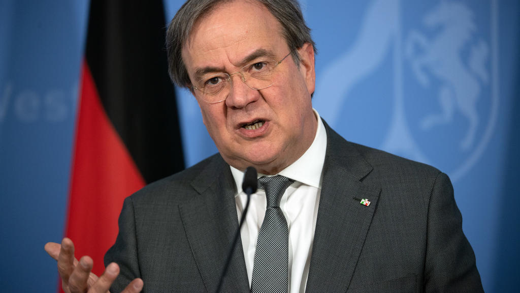 15.04.2020, Nordrhein-Westfalen, Düsseldorf: Armin Laschet (CDU), Ministerpräsident von Nordrhein-Westfalen, gibt ein Statement ab. Laschet äußerte sich nach der Schaltkonferenz von Bundeskanzlerin Merkel und der Bundesregierung mit den Ministerpräsi