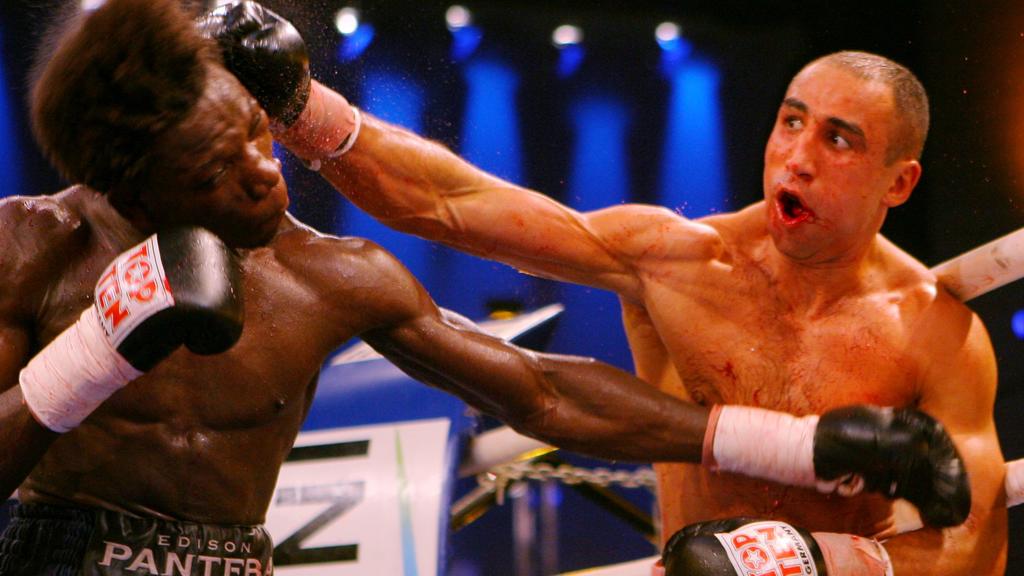 Titelverteidiger Arthur Abraham (r) aus Deutschland trifft seinen Gegner Edison Miranda aus Kolumbien in der Nacht zum Sonntag (24.09.2006) im Kampf um die IBF-Weltmeisterschaft im Mittelgewicht in der Rittal-Arena in Wetzlar mit seiner Rechten. Abra