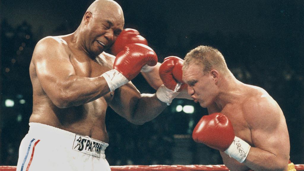 Las Vega, 22.04.1995 IBF - Weltmeisterschaft im Schwergewicht George Foreman vs Axel Schulz Axel trifft mit seiner Rechten Foreman am Kopf.