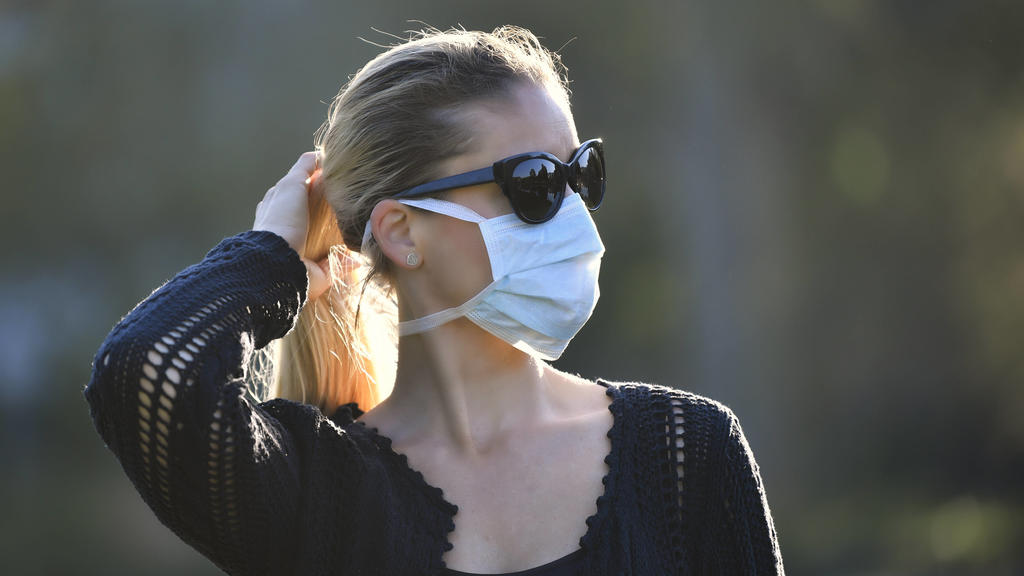 Frau mit Mundschutzmaske, Portrait, Corona-Krise, Deutschland Coronavirus *** Woman with face mask, Portrait, Corona crisis, Germany Coronavirus