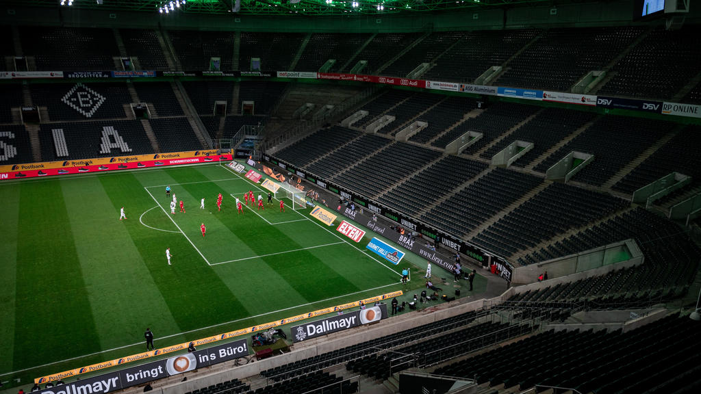 ARCHIV - 11.03.2020, Nordrhein-Westfalen, Mönchengladbach: Fußball: Bundesliga, Borussia Mönchengladbach - 1. FC Köln, 21. Spieltag im Borussia-Park. Die Mönchengladbacher und die Kölner Spieler kämpfen um den Ball. Das Spiel findet wegen des Coronav