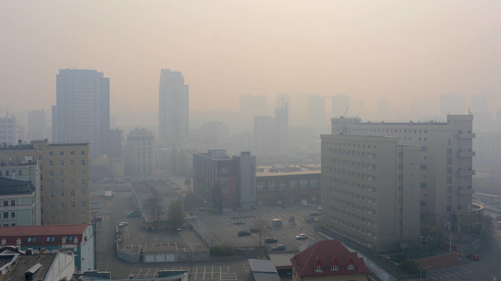 Ukraine: Kiev in smoke due to forest fires Kiev in smoke due to forest fires, including in the Chernobyl zone. Kiev Ukraine Copyright: AleksandrxGusev