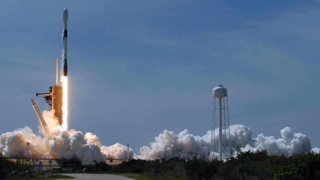 April 22, 2020, Kennedy Space Center, Florida, United States: A SpaceX Falcon 9 rocket carrying the seventh batch of 60 Starlink satellites successfully launches from pad 39A at the Kennedy Space Center in Florida. The satellites are part of a plann