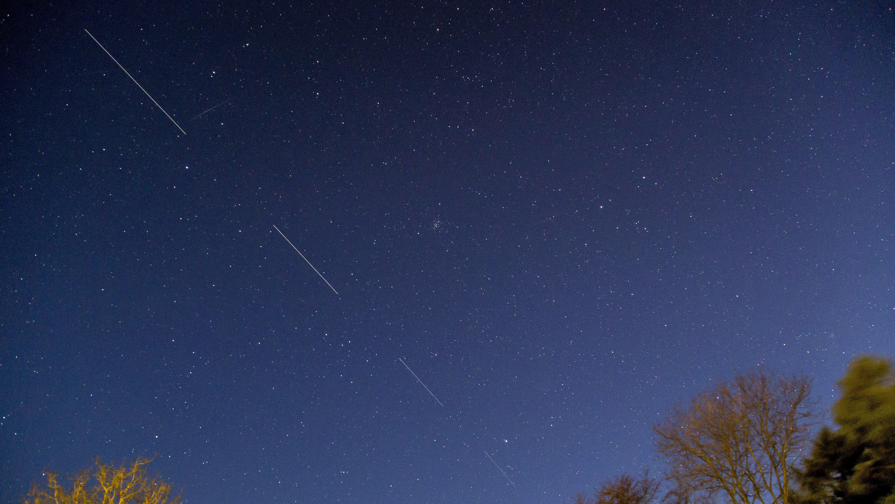 Elon Musks Spacex Projekt Starlink Satelliten Sehen Aus Wie Lichterkette Am Himmel