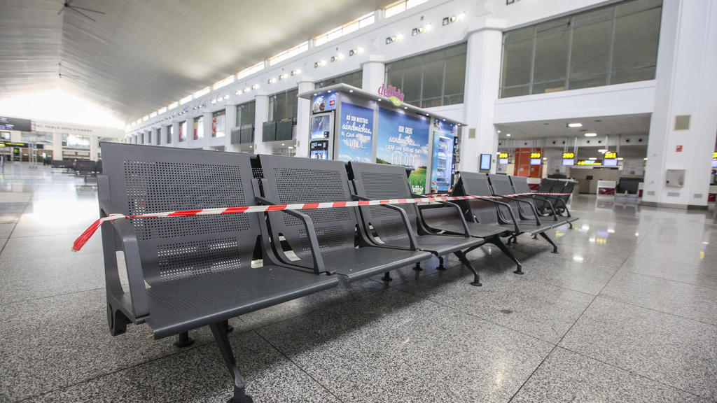 23.04.2020, Spanien, Malaga: Verriegelte Sitzbank am Flughafen während der Corona-Krise. Die Tourismusbranche wurde von den Ausgangsbeschränkungen gegen die Ausbreitung des Virus hart getroffen. Die Übernachtungen in spanischen Hotels und Pensionen s