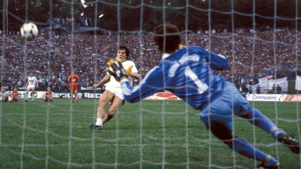 Lothar Matthäus hinten, Gladbach verschießt im Pokalfinale den entscheidenden Elfmeter gegen die Bayern bevor er zur nächsten Saison Richtung München wechselt...