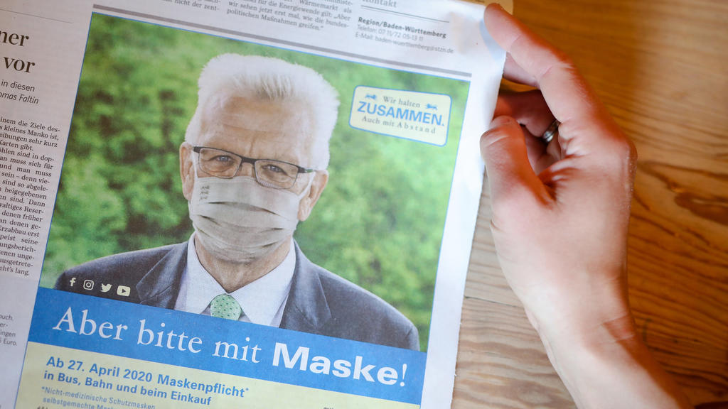 25.04.2020, Baden-Württemberg, Stuttgart: In der Stuttgarter Zeitung ist eine Anzeige der Landesregierung zu sehen, in der Ministerpräsident Winfried Kretschmann (Bündnis 90/Die Grünen) für das Tragen eines Mundschutzes wirbt. (zu dpa: