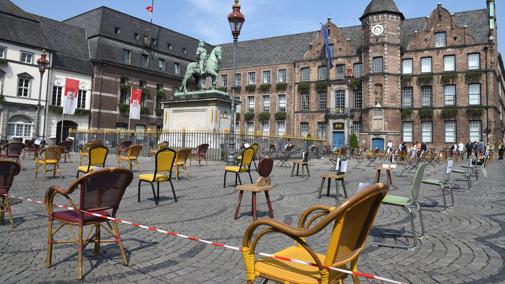 Protest der Restaurant und Kneipenbesitzer vor dem Düsseldorfer Rathaus 24.04.2020. Die leeren Stühle stehen jew. für eine geschlossenen Gaststätte. *** Protest of the restaurant and pub owners in front of the Düsseldorf City Hall 24 04 04 2020 The e