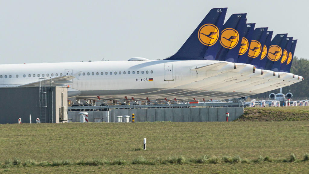 Lufthansa parkt Flugzeuge am BER Flughafen, Durch den Coronavirus ist weltweit die Nachfrage nach Flügen stark gesunken, immer mehr Flüge werden gestrichen. Lufthansa-Maschinen mit dem Kranich-Logo stehen am BER-Flughafen. Die Turbinen und Reifen si