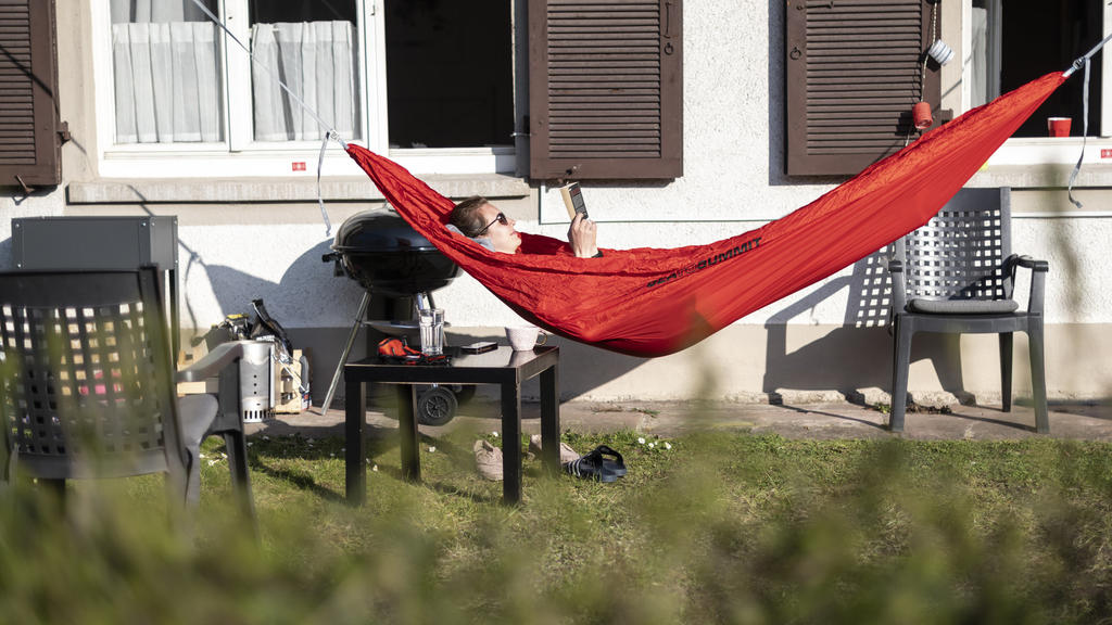 04.04.2020, Baden-Württemberg, Freiburg: Maja liegt in einer roten Hängematte und liest ein Buch. Foto: Patrick Seeger/dpa +++ dpa-Bildfunk +++